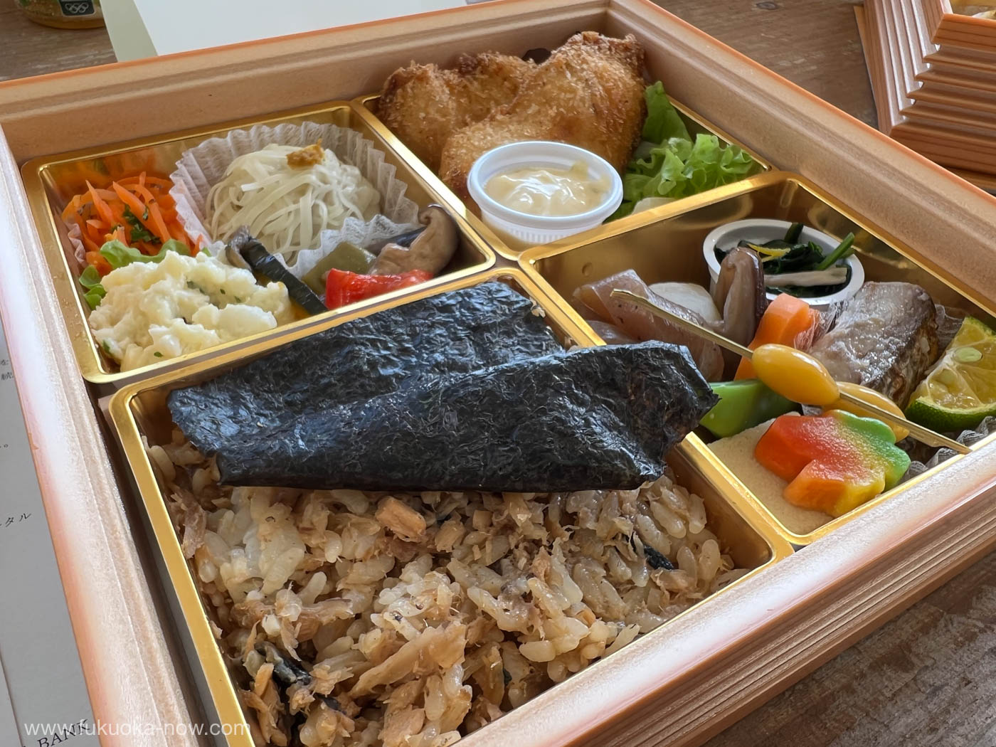 Special boxed lunch made using local fish caught in Himeshima, うお旅特製の弁当、メインは姫島の地魚
