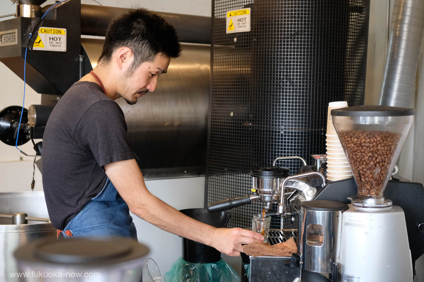 Itoshima Coffee Unidos - coffee being brewed, 糸島の珈琲焙煎所ウニードス