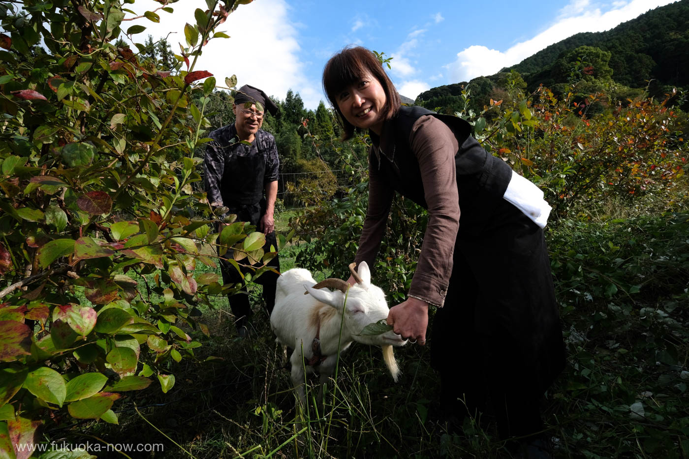 Itoshima Akka Punto Effe - chef Hiroshi Fujita and his wife Hiroko with their goat, 十坊山の麓にある糸島のアグリツーリズモ、イタリアンレストランのアッカプントエッフェ