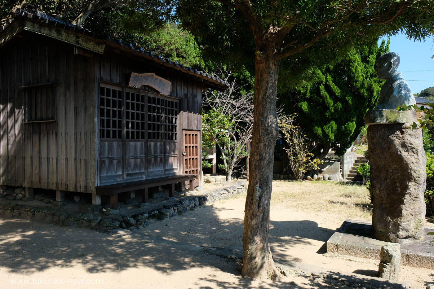 Itoshima Himeshima - the cabin in which the poet Botoni Nomura was exiled to in the late Edo period, 糸島の姫島内にある野村望東尼御堂